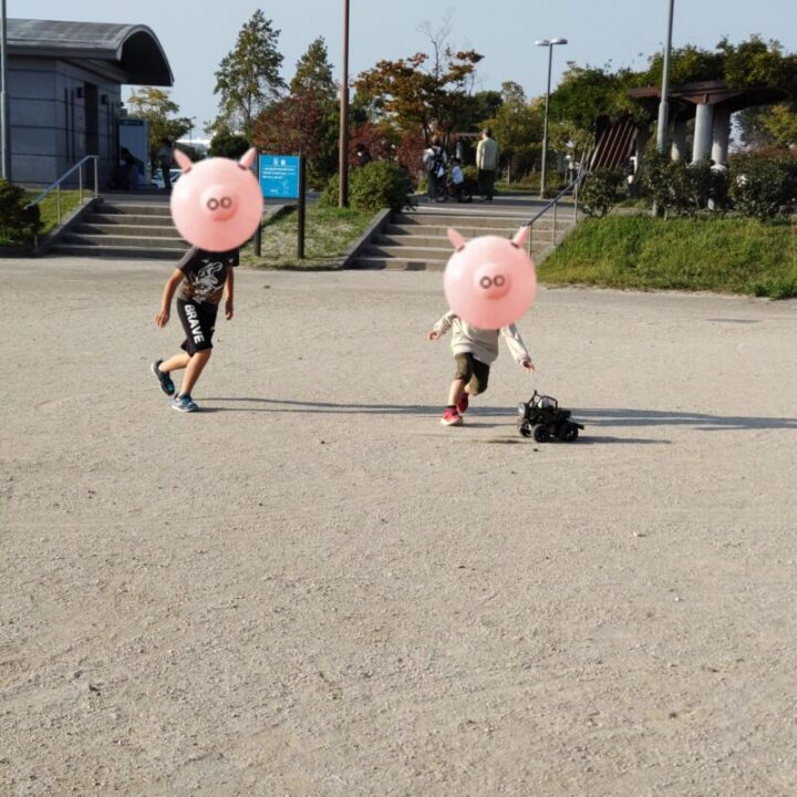 ラジコンカー追いかける