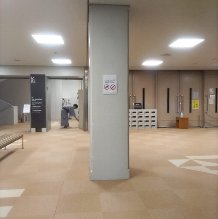 体育館と温泉などの受付入口